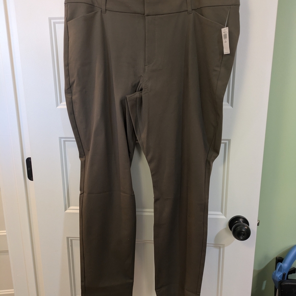 Old Navy Pants - New with tags! Old Navy High Waisted Pixie Pants, size 18P